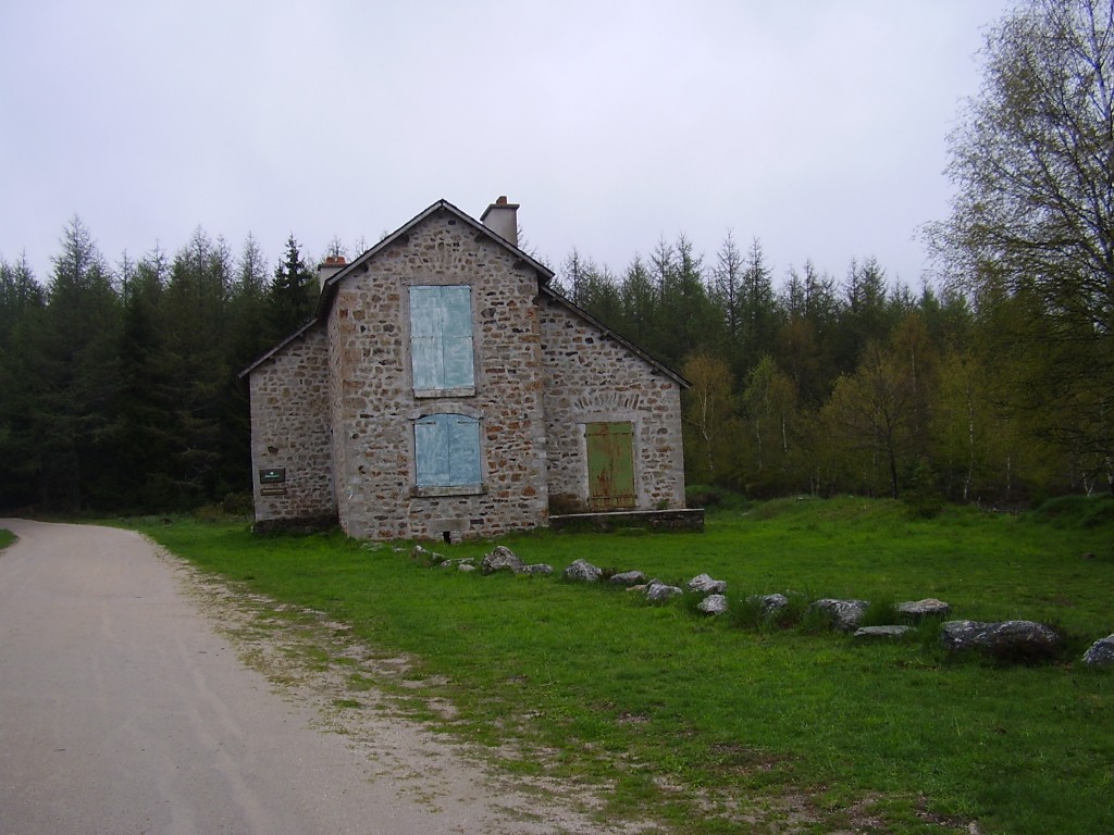 La maison forestière et ancienne gare de Charpal.