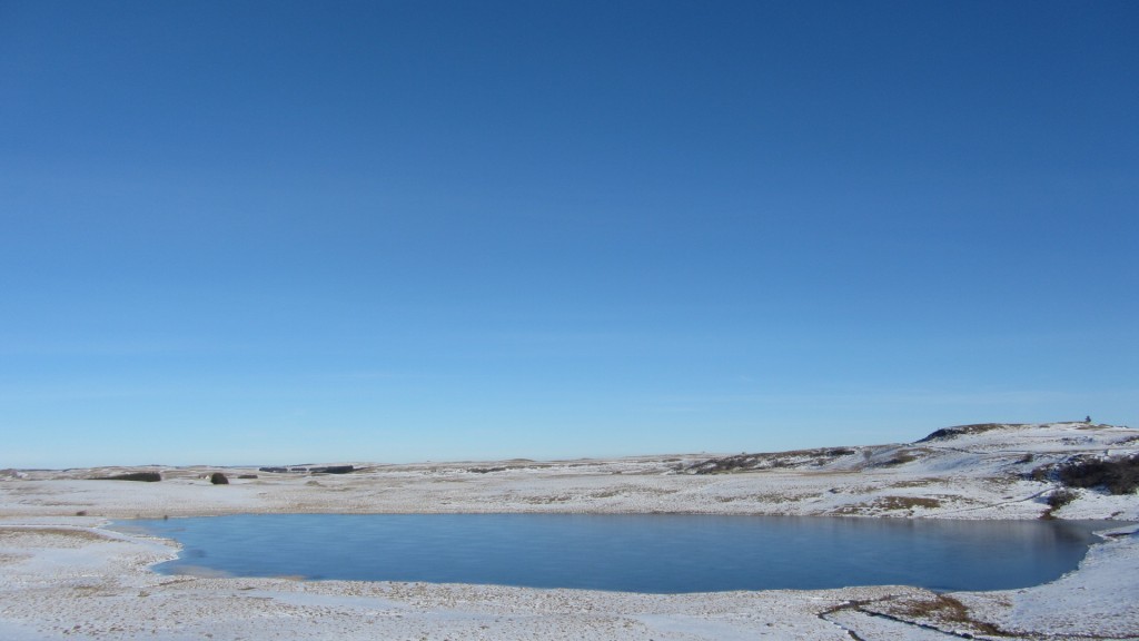 Le lac de Born est gelé et entouré par la neige. 