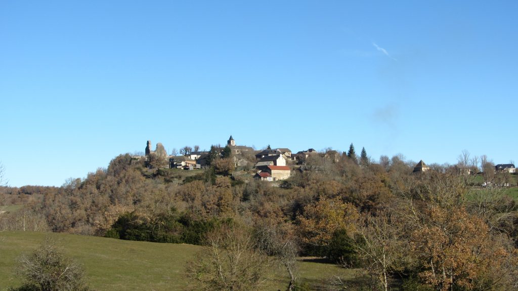 Le village de Canilhac pris en contre-plongée