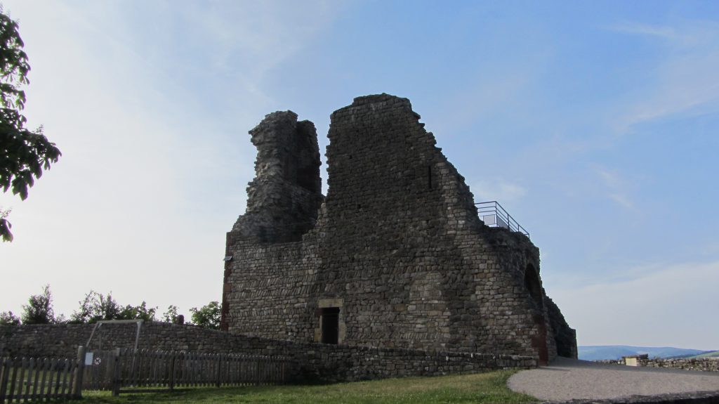 La tour en ruine du château