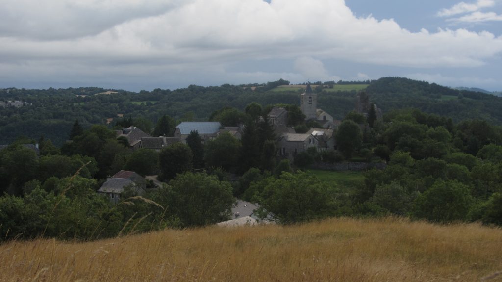 Le village de Canilhac pris depuis un champs au-dessus