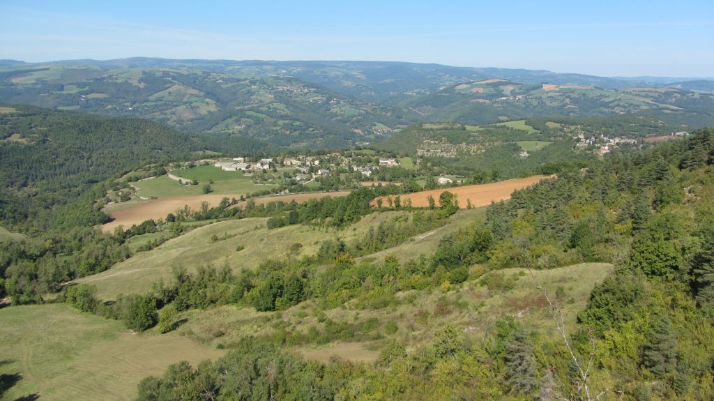 Le village de Canilhac sur pris depuis des falaises qui le surplombent