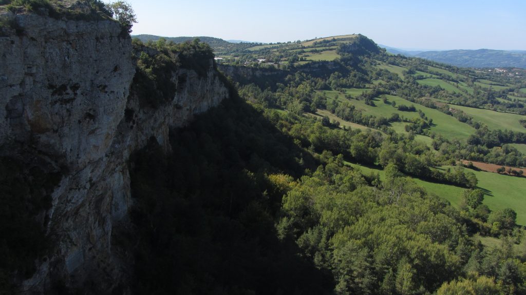 Des falaises surplombant la vallée du Lot